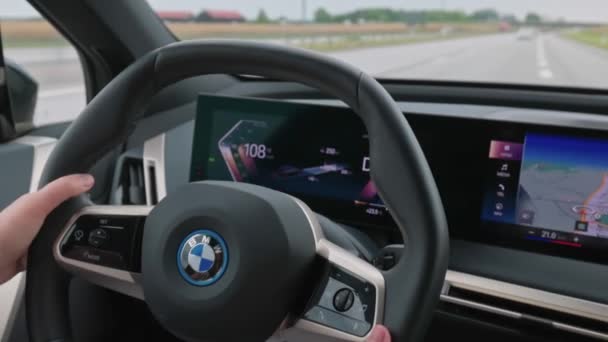 Elektrikli Araba Bmw Ix40 Direksiyonundaki Kadın Sürücünün Yakın Görüntüsü Otobanda — Stok video