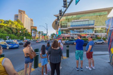 Las Vegas 'taki kavşakta yeşil ışık bekleyen insanların yakın görüntüsü. ABD. Las Vegas mı? Nevada mı? 09.17.2022.