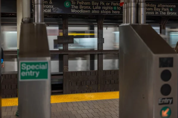地下鉄の入り口の焦点からのクローズアップビューは 待っているプラットフォームを訓練するために亀を介して ニューヨークだ アメリカだ 2023 — ストック写真