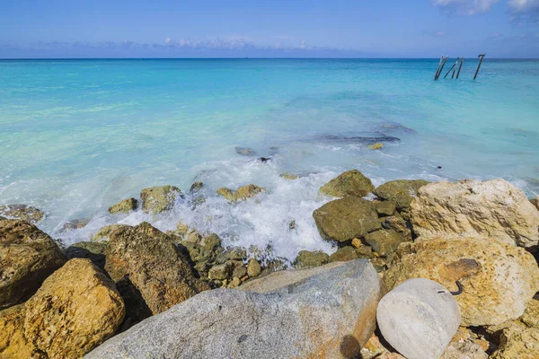 Hermosa Vista Costa Playa Barrada Con Grandes Piedras Para Cortar —  Fotos de Stock