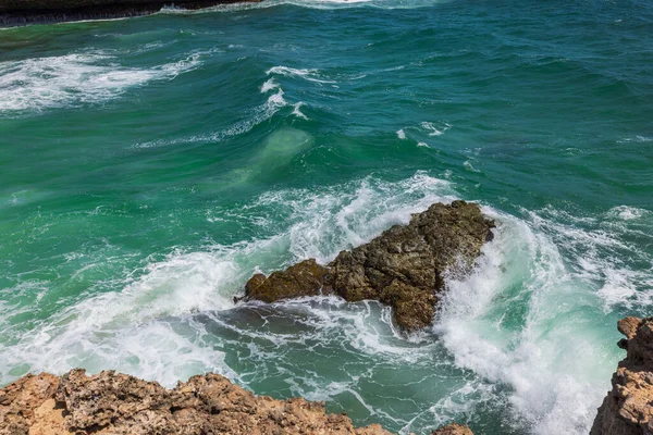 被大西洋海浪冲刷的岩石海岸 阿鲁巴 — 图库照片