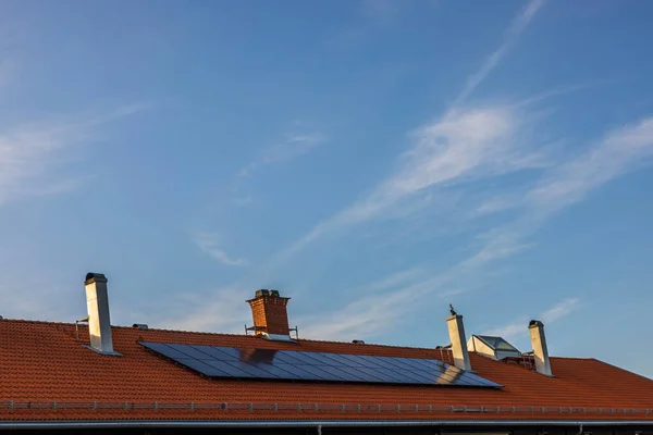 Закрыть Вид Красную Крышу Дома Оборудованную Солнечными Панелями Швеция — стоковое фото