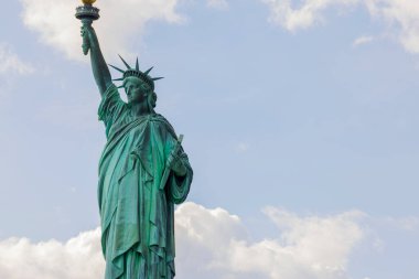 Ünlü Özgürlük Heykeli 'nin yakın görüntüsü New York, ABD' de izole edildi. 