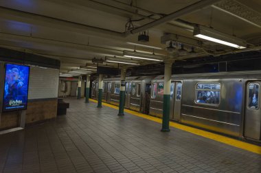 New York metro istasyonunun yakın görüntüsü, tren platformda duruyor. - New York. ABD. 03.25.2023.