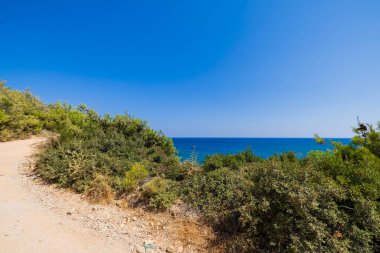 Akdeniz manzaralı güzel bir dağ yolu manzaralı Rodos adası. Yunanistan.