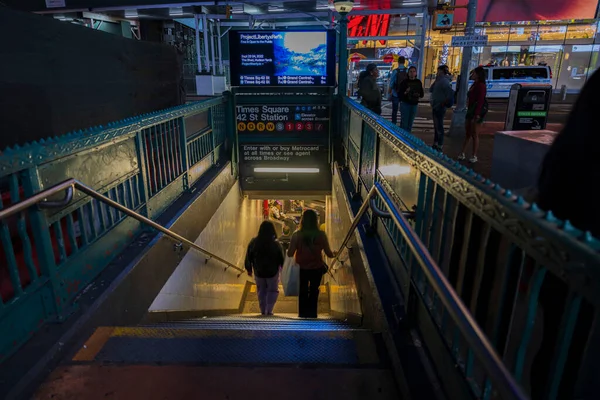 在曼哈顿百老汇42街时代广场车站进入地铁的夜景 2022 — 图库照片