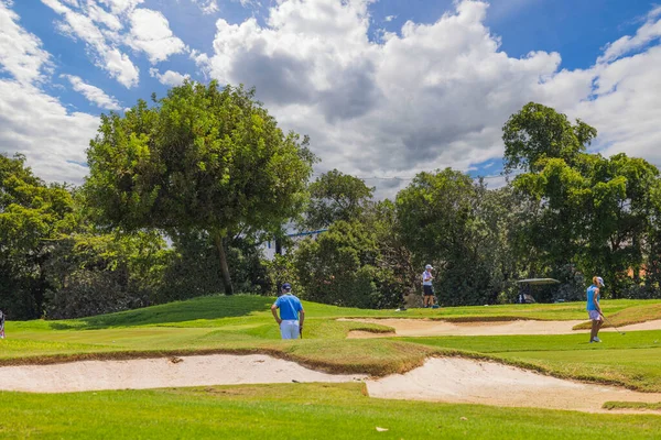 Hermosa Vista Gente Juega Golf Campo Golf Fondo Palmeras Aruba — Foto de Stock