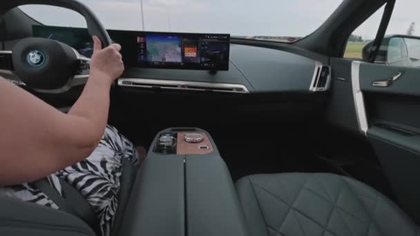 高速道路上の女性ドライバーによって駆動Bmw Ix40電気自動車のインテリアの美しい高価なビュー スウェーデンだ ウプサラ 2022 — ストック動画