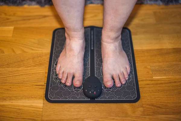 Widok Bliska Stóp Kobiety Elektrycznym Podkładce Masażu Stóp Symulator Akupunktury — Zdjęcie stockowe