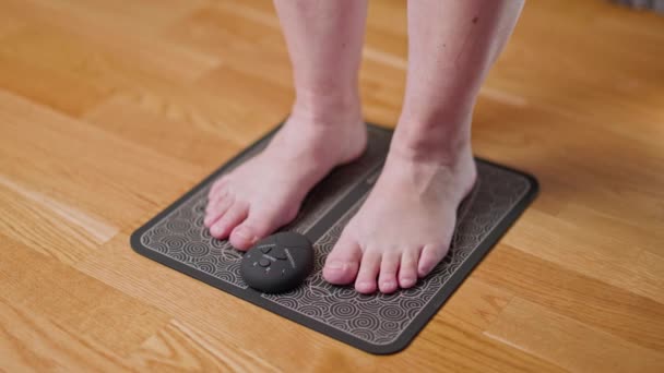 Kobieta Używająca Podkładki Masażu Stóp Symulator Akupunktury Użytku Domowego Szwecja — Wideo stockowe