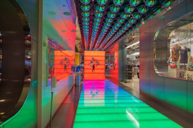 Las Vegas 'taki kumarhane otelinin Beatles mağazasının renkli manzarası. Modern teknoloji kavramı. Las Vegas, Nevada, ABD. 09.17.2022.