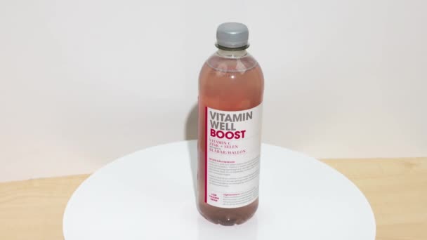 Close Zicht Plastic Fles Bosbessen Frambozen Smaak Vitamine Drank Vitamine — Stockvideo