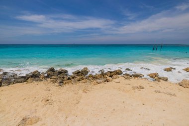 Atlantik Okyanusu sahilinin taşlı güzel manzarası. Aruba.