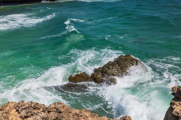 被大西洋海浪冲刷的岩石海岸美景 阿鲁巴 — 图库照片