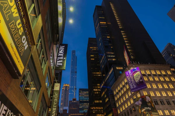 Gyönyörű Kilátás Színes Megvilágított Felhőkarcolók Sötét Háttér Manhattanben New York — Stock Fotó