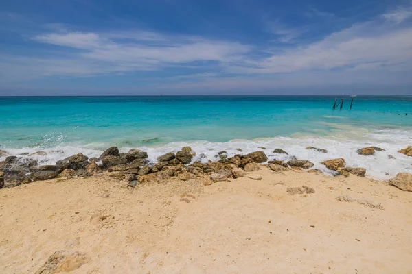 Piękny Widok Wybrzeża Plaży Ocean Atlantycki Kamieniami Aruba — Zdjęcie stockowe