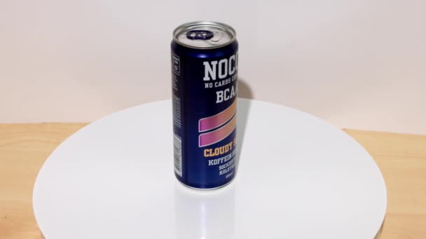 Nahaufnahme Von Energetischen Drink Nocco Auf Weißen Rotierenden Scheibe Isoliert — Stockvideo