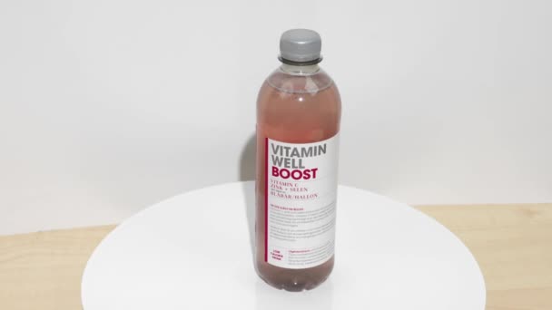 Närbild Flaska Med Vitamin Väl Öka Drink Vit Roterande Disk — Stockvideo