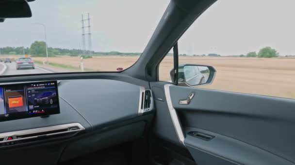 Bela Vista Cara Interior Carro Elétrico Bmw Ix40 Conduzido Pelo — Vídeo de Stock