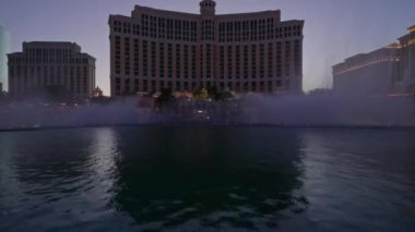Las Vegas 'taki Bellagio' da gün batımına karşı güzel bir otel-kumarhane manzarası. Las Vegas mı? Nevada mı? ABD. 17.09.2022.