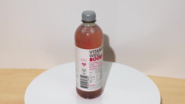 含有维生素的瓶子可以在白色的旋转盘上促进饮料的饮用 乌普萨拉 2023 — 图库视频影像