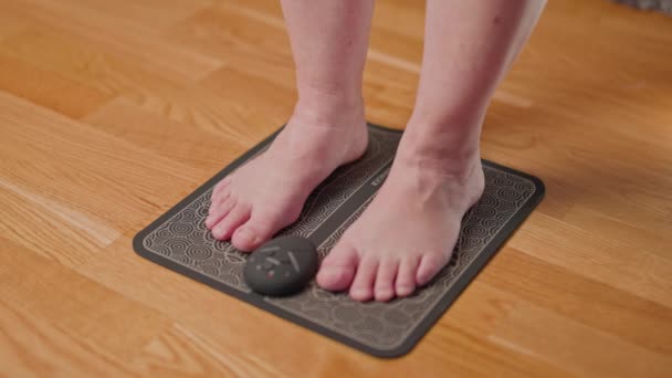 足のマッサージパッドを使用して女性の足のビューを閉じます 家庭用の鍼治療シミュレータ スウェーデン — ストック動画