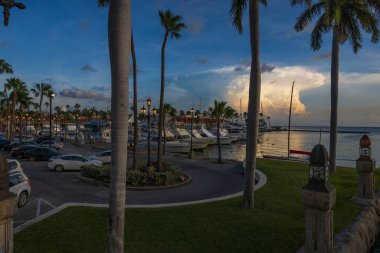 Gün batımında Oranjestad şehir merkezinin güzel manzarası. Aruba. Oranjestad. 04.05.2023.