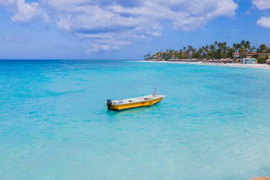 Suda kalan motorlu teknenin yakın görüntüsü. Su aktivitesi için ekipman. Aruba. Oranjestad. 04.10.2023.