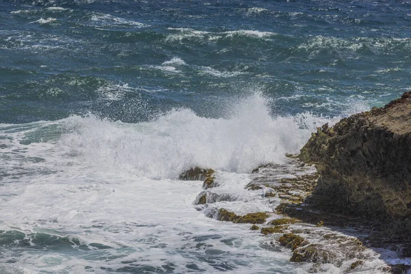 美丽的大西洋海浪在岩石上冲破的景象 阿鲁巴 — 图库照片