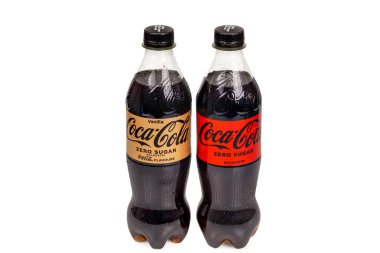 Beyaz arka planda iki plastik oka-ola şişesinin yakın plan görüntüsü. İsveç. Uppsala. 04.10.2023.