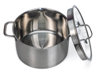 Açık 4 litrelik paslanmaz çelik tencerenin beyaz zemininde cam kapağı olan yakın plan görüntüsü. İsveç.