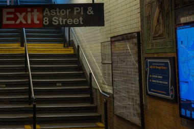 Manhattan 'da Astor Pl ve 8. Cadde' deki metro çıkışının yakın görüntüsü. - New York. ABD. 09.22.2022.