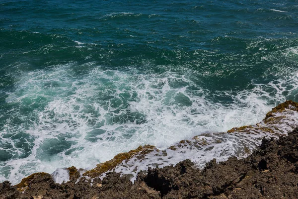 被大西洋海浪冲刷的岩石海岸美景 阿鲁巴 — 图库照片