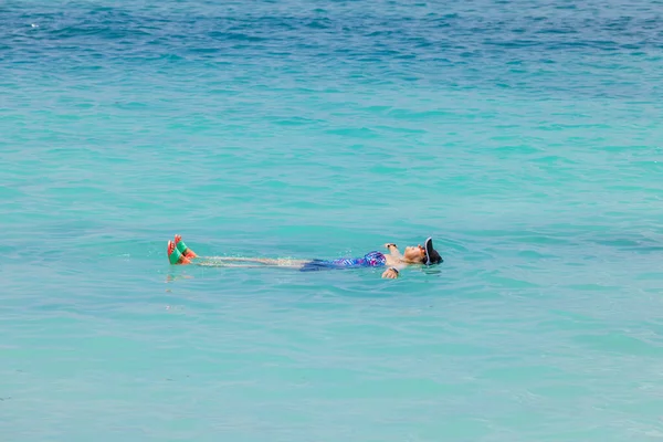 Beautiful View Woman Laying Water Surface Aruba Atlantic Ocean — Stock Photo, Image