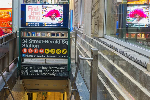 マンハッタンのブロードウェイの34丁目 ヘラルド駅で地下鉄に入ることの眺め ニューヨークだ アメリカだ 2009年9月22日 — ストック写真