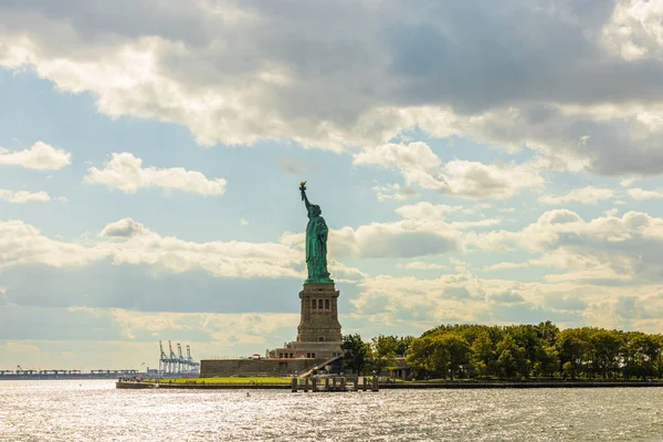 Прекрасный Вид Статую Свободы Острове Свободы Нью Йорке Дельте Реки — стоковое фото