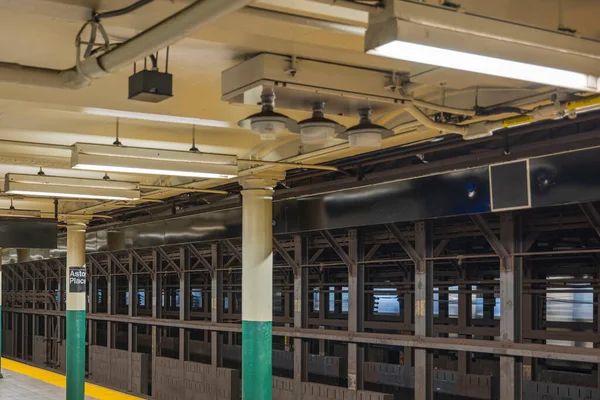 关闭纽约市地铁站Astor的内部视图 2022 — 图库照片