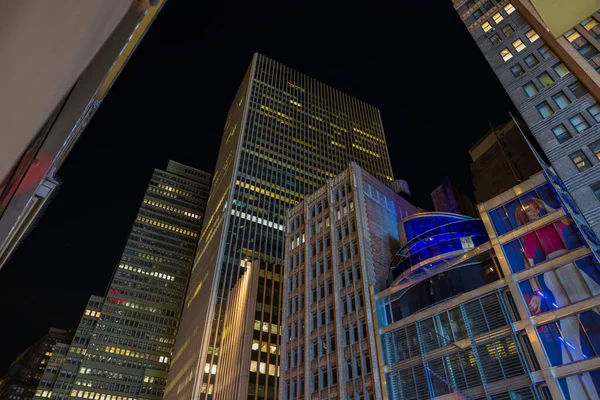 在夜空中 曼哈顿摩天大楼从下往上的美丽景象 2022 — 图库照片
