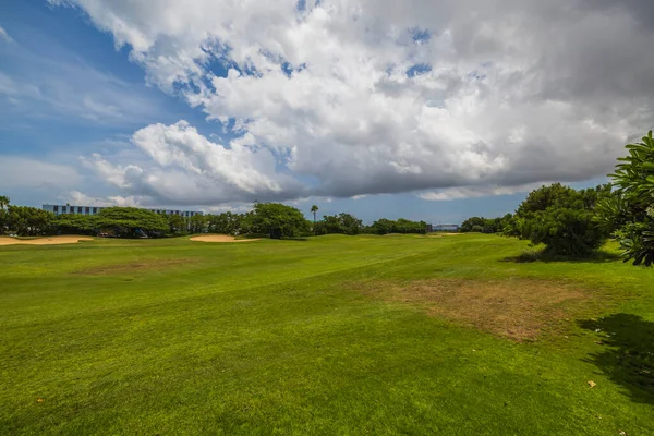 Schöne Aussicht Auf Den Grünen Rasen Golfplatz Vor Blauem Himmel — Stockfoto