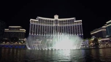 Bellagio Oteli 'nin fıskiyelerine bakan Las Vegas' ın gece manzarası. Las Vegas mı? ABD. 09.16.2022. Zaman Süreleri.