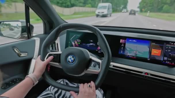 高速道路で女性ドライバーによって駆動Bmw Ix40電気自動車の内部の高価なビューを閉じます スウェーデンだ ウプサラ 2022 — ストック動画
