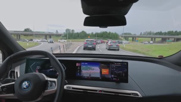 Vista Mujer Conduciendo Lujo Bmw Ix40 Acercándose Rotonda Autopista Suecia — Vídeo de stock