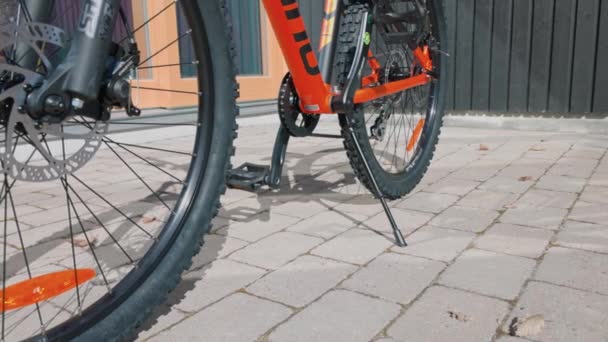 Güneşli Bahar Gününde Özel Evin Bahçesinde Duran Güzel Bisiklet Manzarası — Stok video