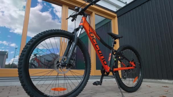 Vista Bicicleta Montaña Occano Color Naranja Frente Ventana Del Espejo — Vídeo de stock