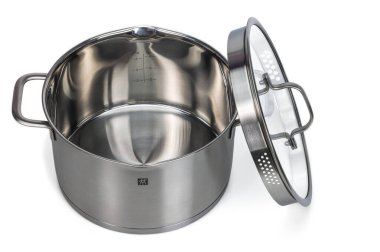 Açık 4 litrelik paslanmaz çelikten yakın çekim beyaz arka planda cam kapaklı Zwilling tenceresi. İsveç. Uppsala. 04.16.2023