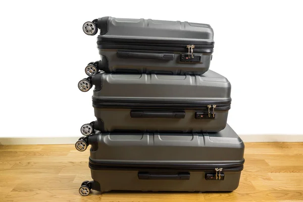 Nahaufnahme Von Drei Koffern Auf Rädern Unterschiedlicher Größe Auf Parkettboden — Stockfoto
