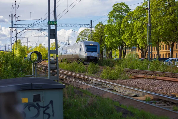 Kasabadaki Kavşaktan Geçen Hızlı Trenin Güzel Manzarası Uppsala Sveç Avrupa — Stok fotoğraf