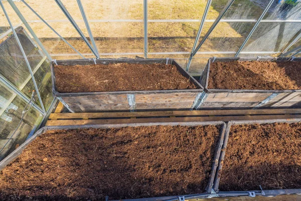 春に野菜を植えるためのパレット襟温室内の準備ベッドの技術ビュー スウェーデン — ストック写真