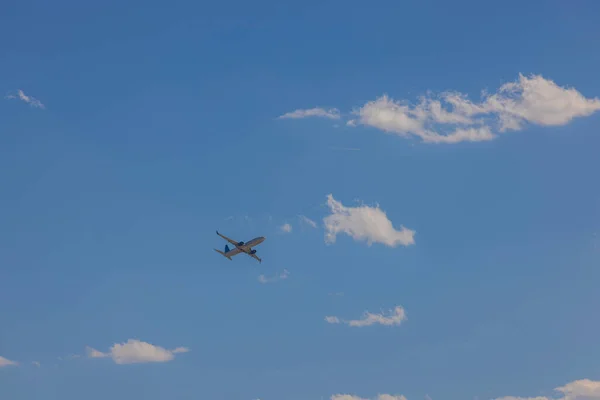 蔚蓝的天空中 有罕见的白云 美丽的飞机景观 — 图库照片