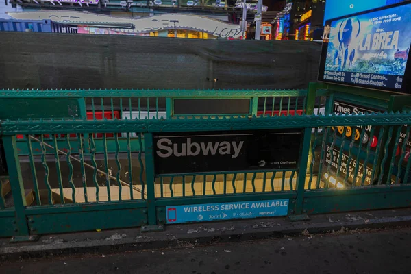 在车站 曼哈顿百老汇时代广场进入地铁的景色 2022 — 图库照片